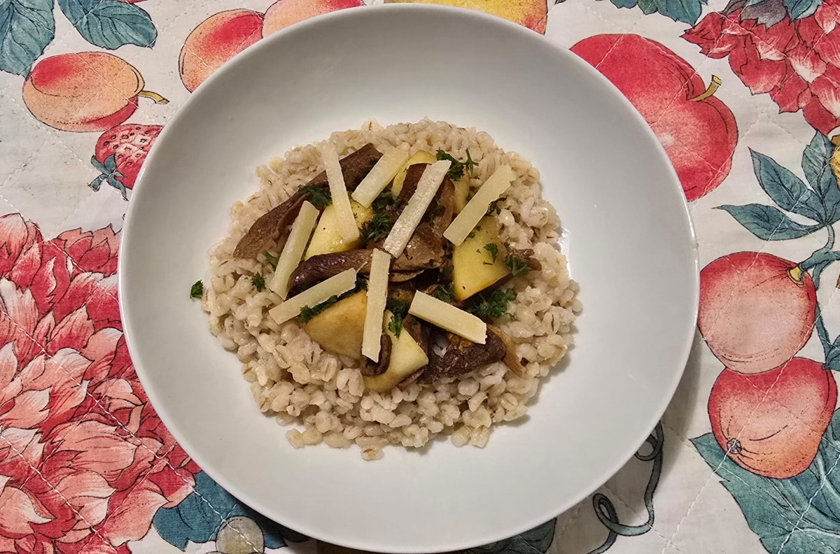 Orzotto con mele e funghi